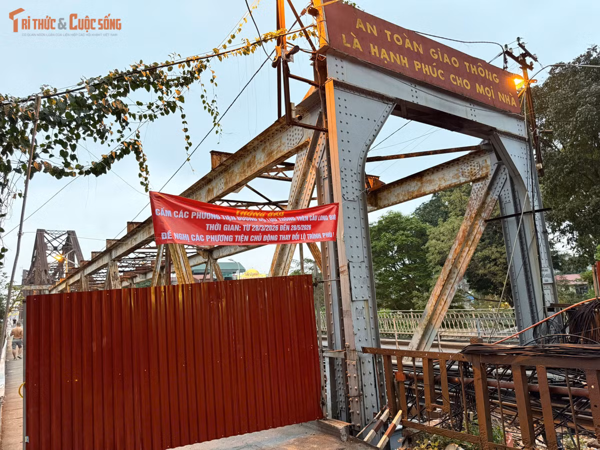 Song song, hệ thống cửa chắn đã được lắp đặt tại các điểm ra vào cầu từ trước, giúp việc đóng mở linh hoạt hơn trong suốt quá trình sửa chữa và bảo trì.