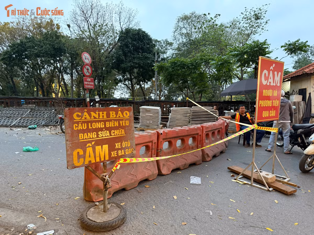 Tại đầu cầu phía Bồ Đề, các dải phân cách cứng được dựng lên, chặn hoàn toàn lối lưu thông. Những cọc tạm trước đó cũng được tháo bỏ để phục vụ thi công.