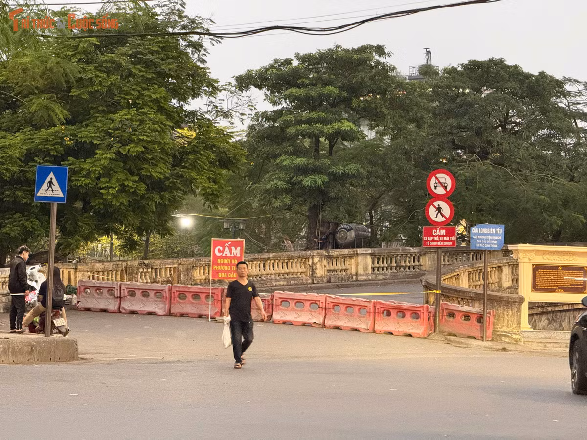 Cụ thể, từ khu vực Long Biên 1, Long Biên 2, người dân di chuyển theo tuyến Long Biên – Xuân Quan, sau đó rẽ lên cầu Chương Dương. Các hướng từ Yên Phụ, Hàng Đậu đi qua đường Trần Nhật Duật, lên vòng xuyến đầu cầu để sang sông.