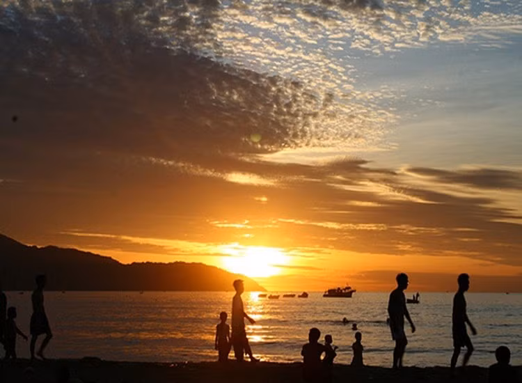 Buổi sáng, biển Đà Nẵng hiện lên trong vắt, sóng vỗ nhẹ vào bờ cát trắng mịn. Du khách có thể thong dong đi dạo, đạp xe ven tuyến đường Võ Nguyên Giáp hay ngắm bình minh lên từ phía chân trời. Không còn cảnh chen chúc của mùa cao điểm, bãi biển lúc này mang đến cảm giác thư thái, an nhiên. Ảnh Traveloka