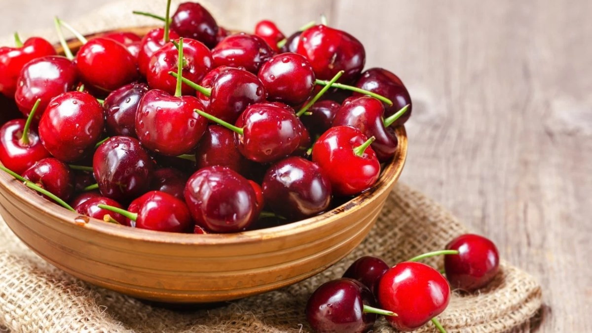 Những loại quả mọng khác như cherry và việt quất cũng rất được ưa chuộng nhờ chứa anthocyanin – hoạt chất giúp bảo vệ cấu trúc collagen, giảm viêm và hạn chế quá trình oxy hóa. Ảnh minh họa