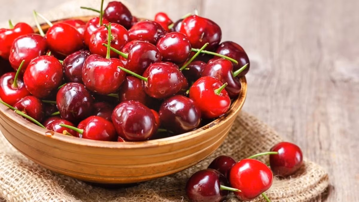 Những loại quả mọng khác như cherry và việt quất cũng rất được ưa chuộng nhờ chứa anthocyanin – hoạt chất giúp bảo vệ cấu trúc collagen, giảm viêm và hạn chế quá trình oxy hóa. Ảnh minh họa
