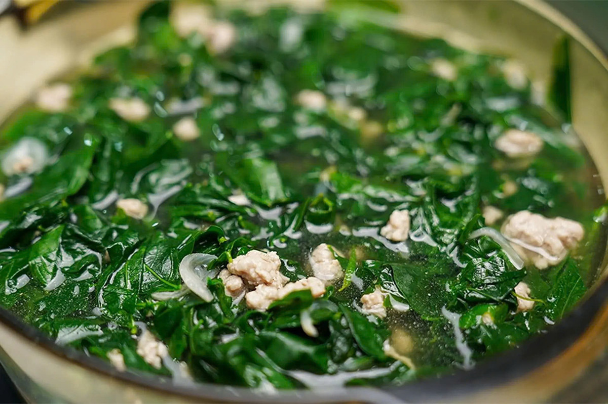 Người có hệ tiêu hóa nhạy cảm nên ưu tiên nấu chín thay vì ăn sống, đồng thời lựa chọn rau sạch, rửa kỹ và sơ chế đúng cách để đảm bảo an toàn thực phẩm. Rau càng cua là món ăn dân dã, bổ dưỡng, nhưng chỉ thực sự tốt khi được sử dụng đúng cách và phù hợp với thể trạng từng người. Ảnh minh họa