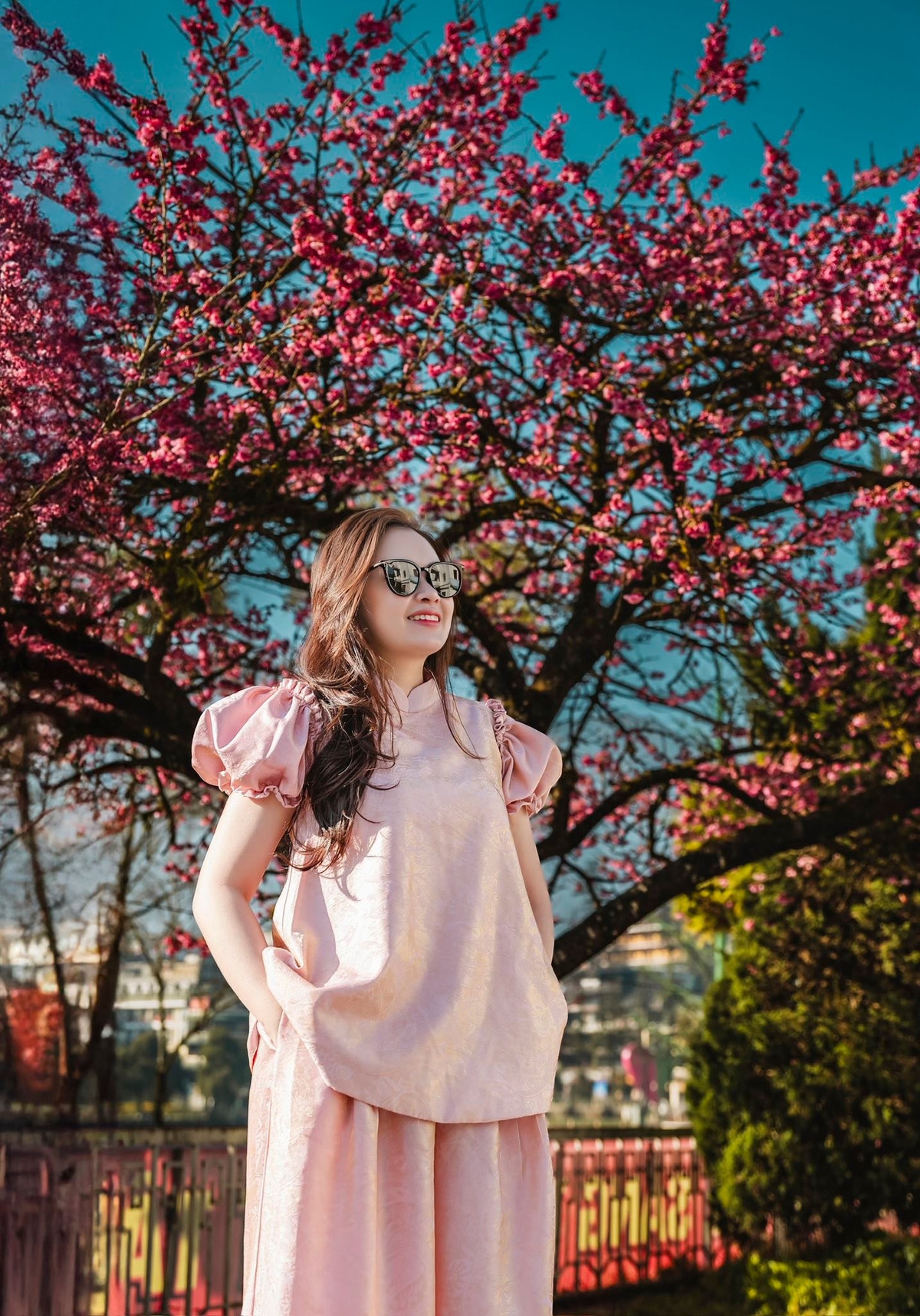 Đào phai loài hoa được xem là linh hồn của mùa xuân Sa Pa bung nở trên những gốc đào cổ thụ xù xì, mang đến vẻ đẹp mộc mạc nhưng đầy sức sống. Ghé Sa Pa dịp này, du khách không chỉ được ngắm hoa mà còn cảm nhận rõ không khí đón Tết sớm, đậm đà bản sắc văn hóa của đồng bào vùng cao. Ảnh Huy áo hoa