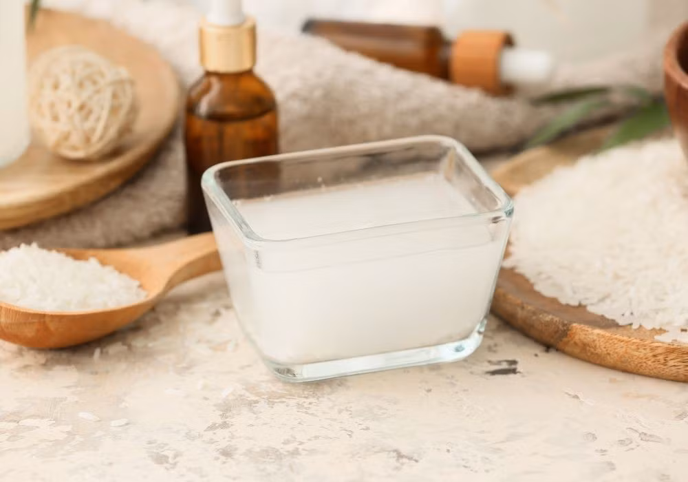 Ngoài ra, ủ tóc với dầu dừa và nước vo gạo cũng là một lựa chọn tuyệt vời cho tóc khô xơ. Chỉ cần trộn 1 thìa dầu dừa với nửa cốc nước gạo, thoa đều từ chân đến ngọn tóc và ủ trong 30 – 45 phút trước khi gội sạch. Hỗn hợp này cung cấp độ ẩm, tăng độ đàn hồi và hạn chế tóc gãy rụng. Ảnh minh họa