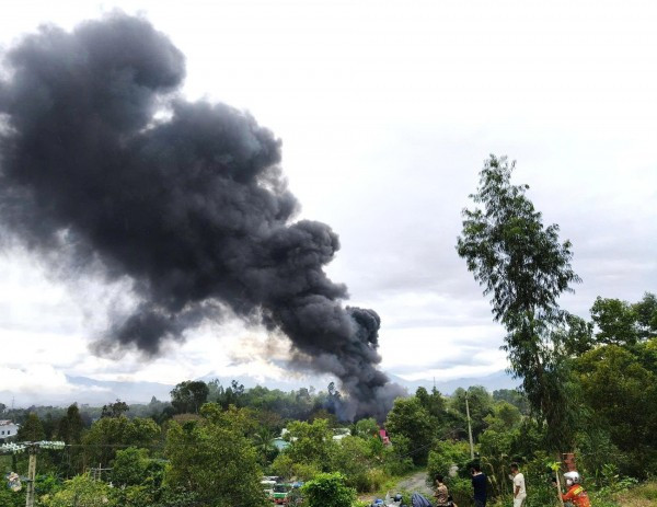 Hiện trường vụ cháy kho hàng gần Bệnh viện Hòa Vang.