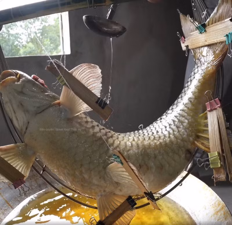Quá trình này mất từ vài giờ, đòi hỏi sự kiên nhẫn và kinh nghiệm để đảm bảo cá vừa chín tới, vừa giữ được hình dáng đẹp mắt. Ảnh FB Street Food