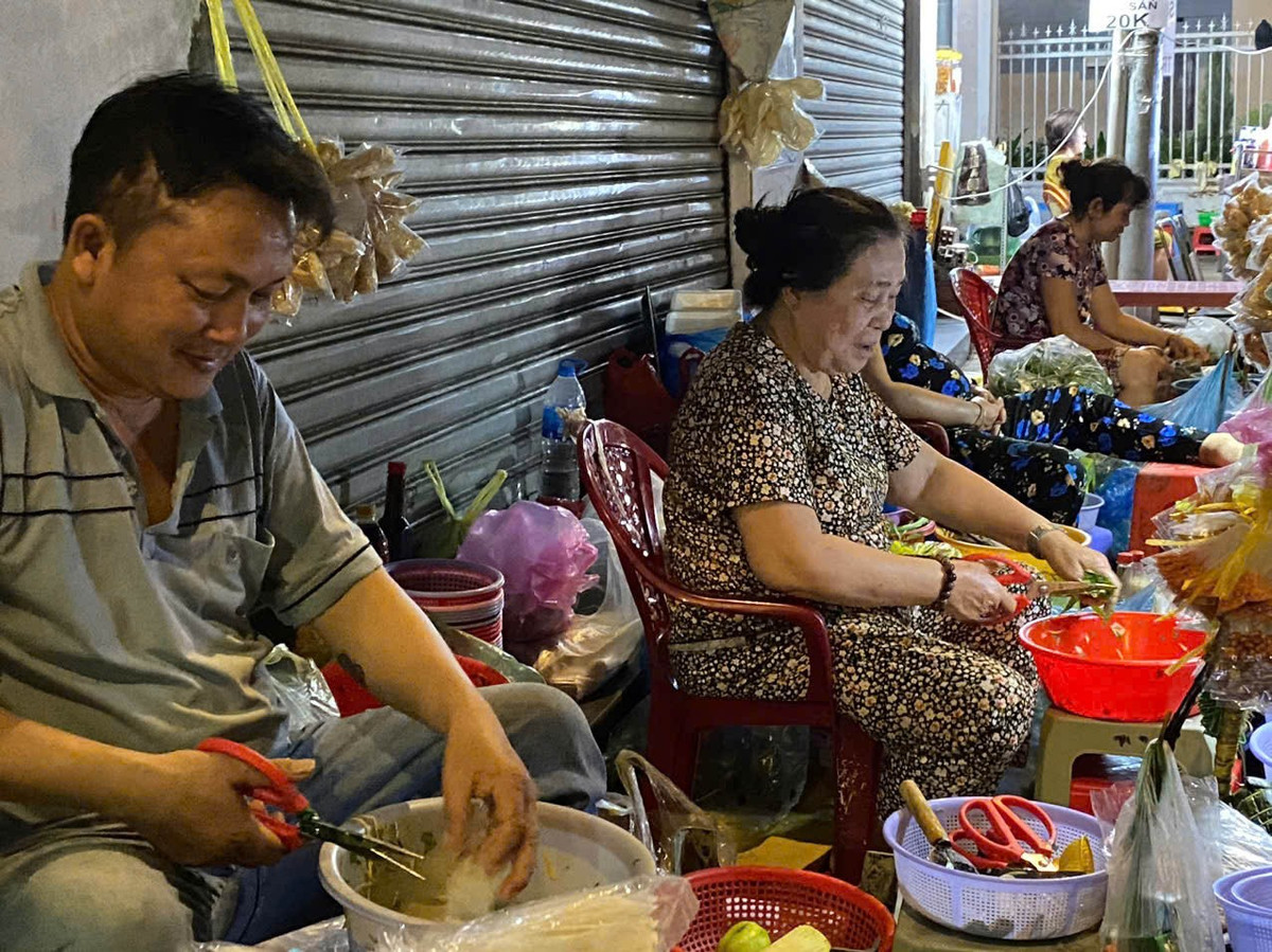 Ẩm thực đêm Sài Gòn vì thế rất gần gũi, náo nhiệt mà cũng đầy cảm xúc – thứ khiến du khách dễ yêu thành phố này ngay từ lần đầu ghé thăm. Ảnh Thái Bảo