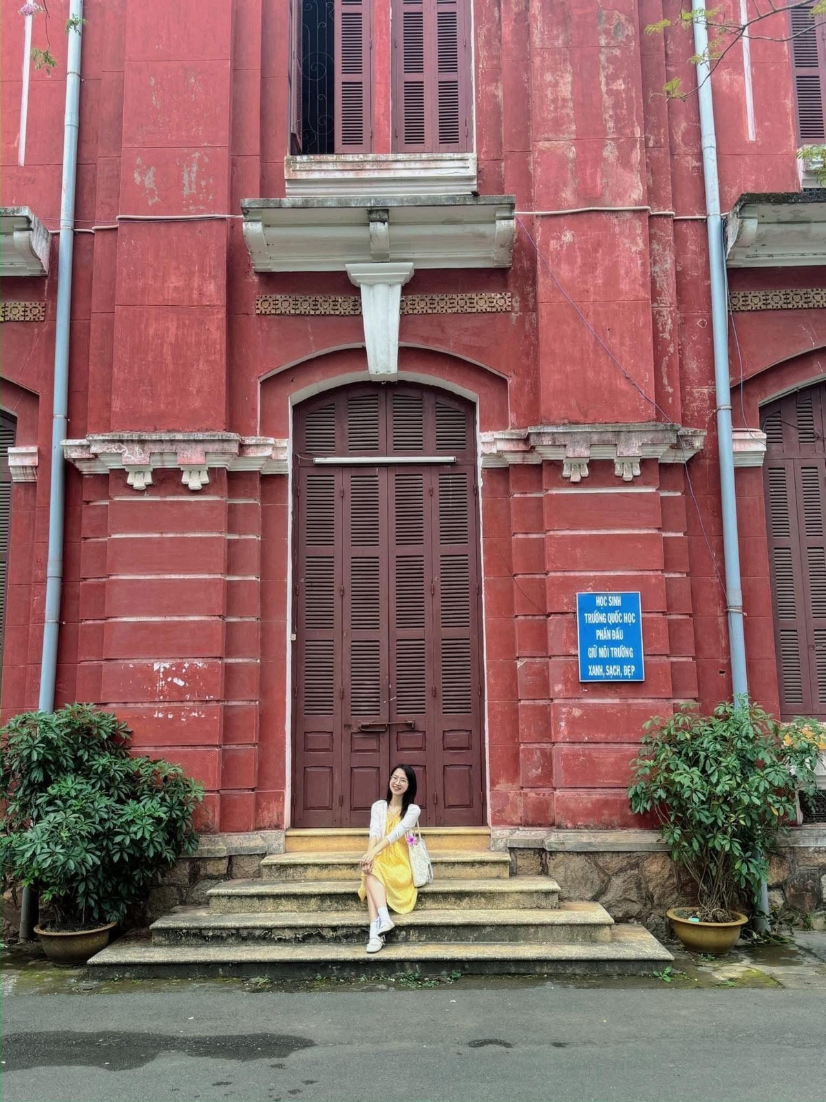 Chỉ cần lựa chọn phương tiện di chuyển phù hợp, mua vé tham quan thông minh và ưu tiên ẩm thực địa phương, chuyến đi Huế trong mùa đẹp nhất năm sẽ không còn là nỗi lo về chi phí, mà trở thành một hành trình nhẹ nhàng, sâu lắng và đáng nhớ.