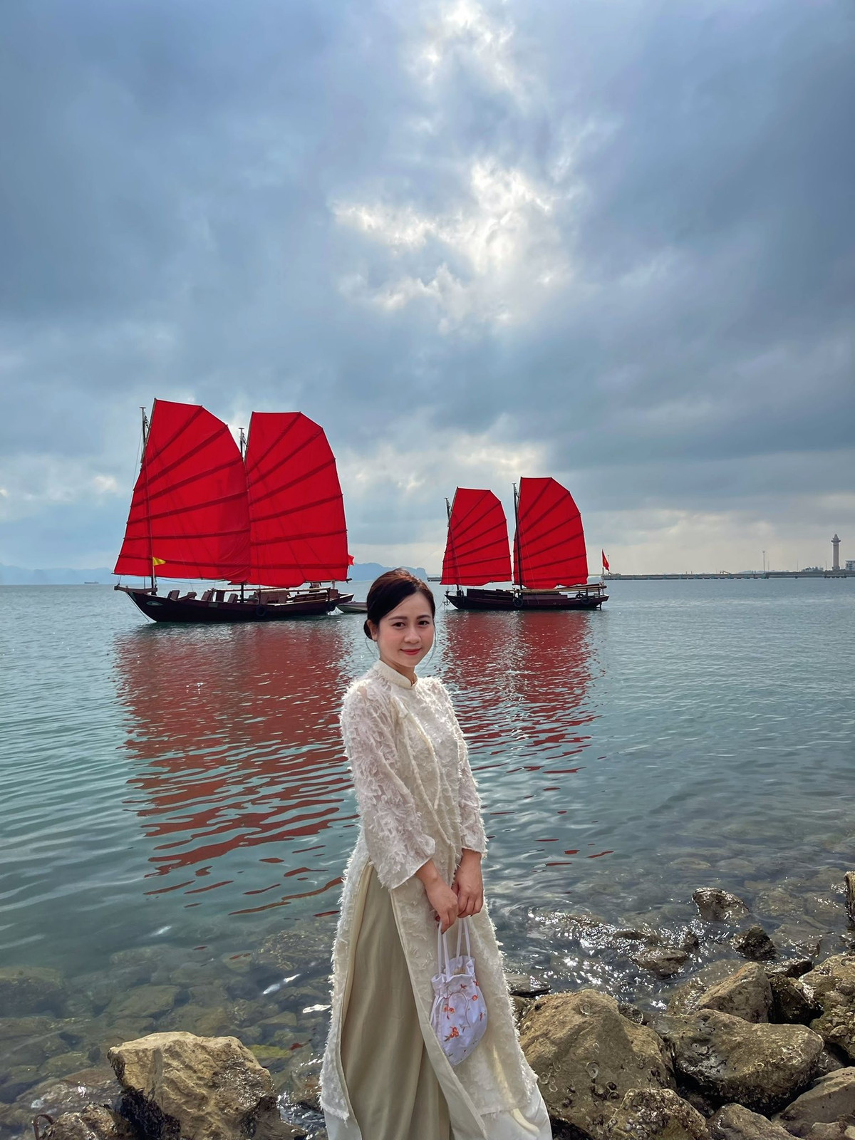 Bên cạnh đó, nhiều nhiếp ảnh gia cũng tìm đến khu vực này để săn ảnh. Với khoảng cách vừa đủ từ bờ ra thuyền, người chụp có thể linh hoạt chọn nhiều góc máy khác nhau: từ góc rộng toàn cảnh vịnh đến góc cận với hiệu ứng phản chiếu đỏ rực trên mặt nước. Ảnh Quynh Nguyen