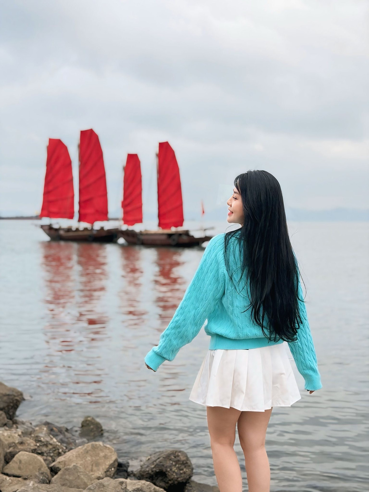 Thời điểm đẹp nhất để chiêm ngưỡng những cánh buồm đỏ là vào sáng sớm và hoàng hôn. Khi mặt trời lên hoặc xuống thấp, ánh sáng vàng cam phủ lên mặt biển, phản chiếu sắc đỏ của buồm tạo nên khung cảnh rực rỡ hiếm có. Đây cũng là lúc nhiều người tranh thủ ghi lại những bức ảnh “đắt giá” nhất trong ngày. Ảnh Vũ Nhật Ninh