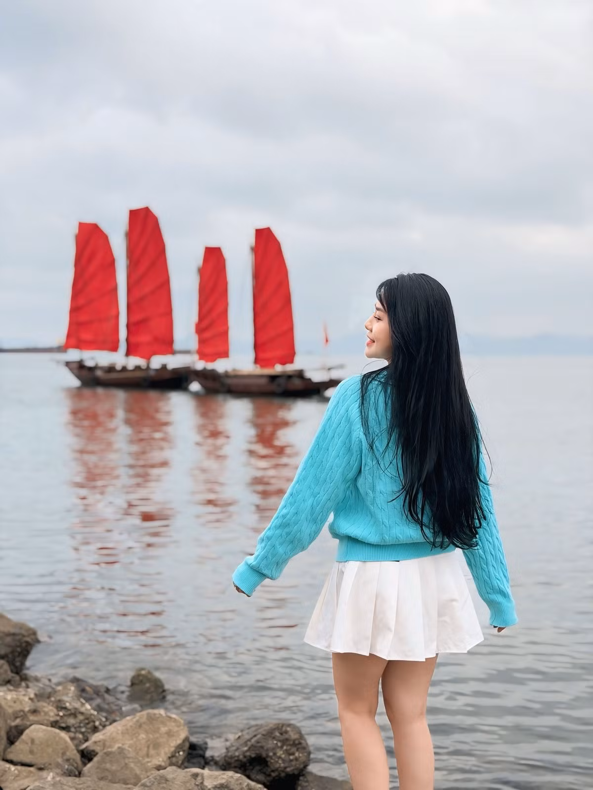 Thời điểm đẹp nhất để chiêm ngưỡng những cánh buồm đỏ là vào sáng sớm và hoàng hôn. Khi mặt trời lên hoặc xuống thấp, ánh sáng vàng cam phủ lên mặt biển, phản chiếu sắc đỏ của buồm tạo nên khung cảnh rực rỡ hiếm có. Đây cũng là lúc nhiều người tranh thủ ghi lại những bức ảnh “đắt giá” nhất trong ngày. Ảnh Vũ Nhật Ninh