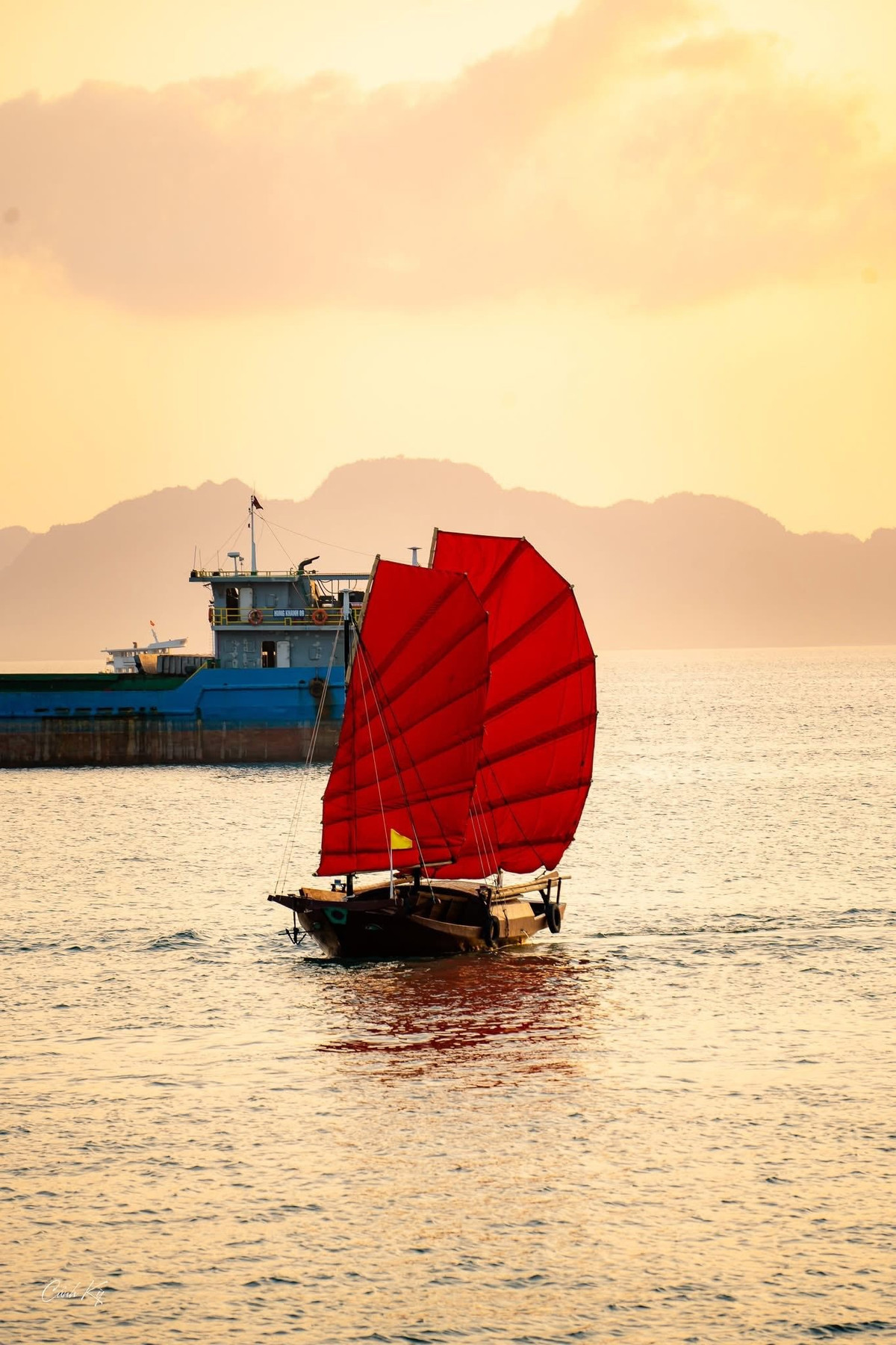 Ba chiếc thuyền buồm cổ được phục dựng neo đậu gần bờ đã nhanh chóng trở thành background “đắt giá”, thu hút đông đảo người dân và du khách đến tham quan, chụp ảnh. Ảnh Phan Cảnh