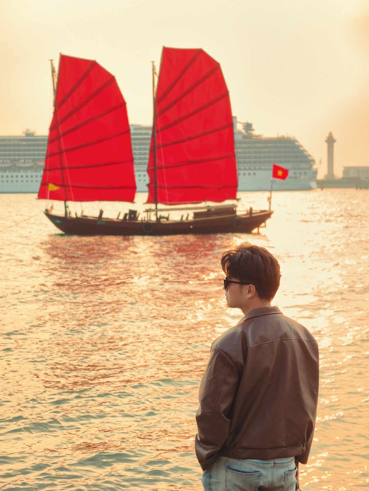 Khác với vẻ sôi động thường thấy ở các điểm du lịch nổi tiếng, không gian nơi đây mang nét trầm lắng và hoài cổ. Những cánh buồm đỏ nổi bật trên nền nước xanh và núi đá vôi đặc trưng của vịnh Hạ Long tạo nên khung cảnh vừa thơ mộng vừa giàu chất điện ảnh, đặc biệt trong những ngày trời se lạnh đầu xuân. Ảnh Hoàng Vũ