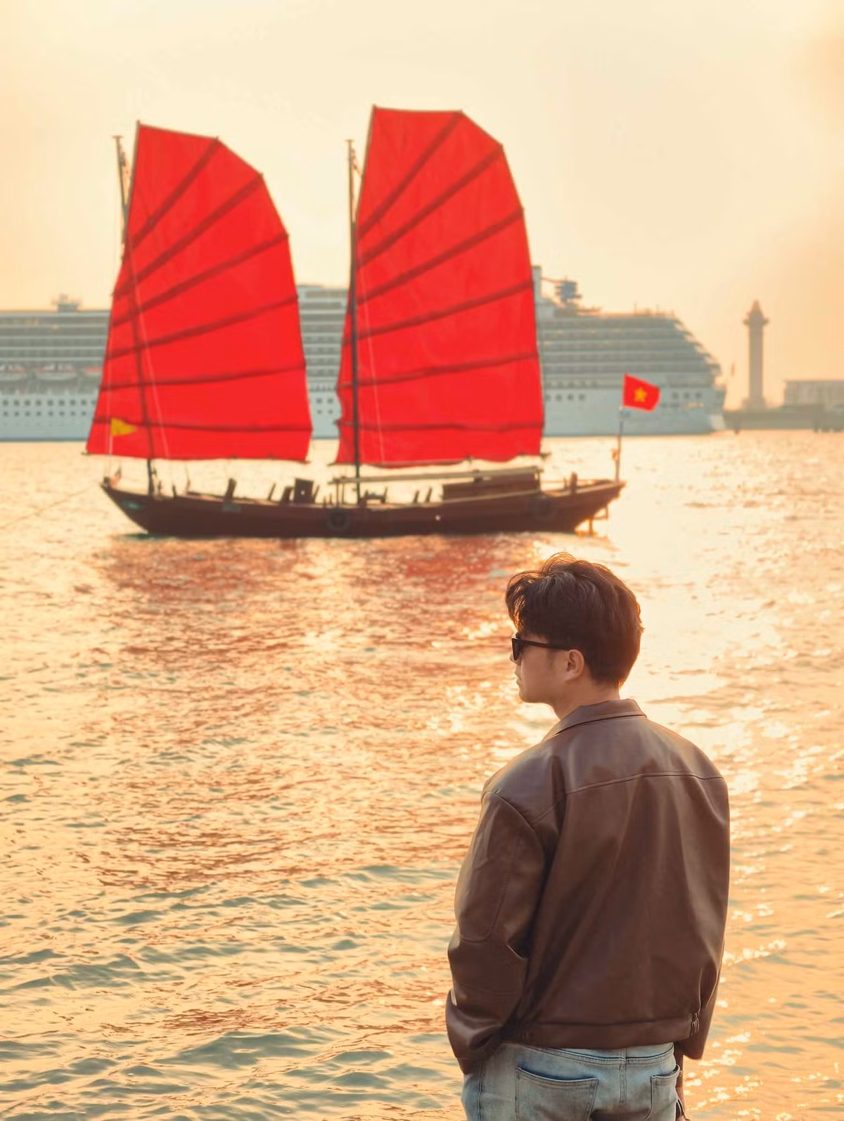 Khác với vẻ sôi động thường thấy ở các điểm du lịch nổi tiếng, không gian nơi đây mang nét trầm lắng và hoài cổ. Những cánh buồm đỏ nổi bật trên nền nước xanh và núi đá vôi đặc trưng của vịnh Hạ Long tạo nên khung cảnh vừa thơ mộng vừa giàu chất điện ảnh, đặc biệt trong những ngày trời se lạnh đầu xuân. Ảnh Hoàng Vũ