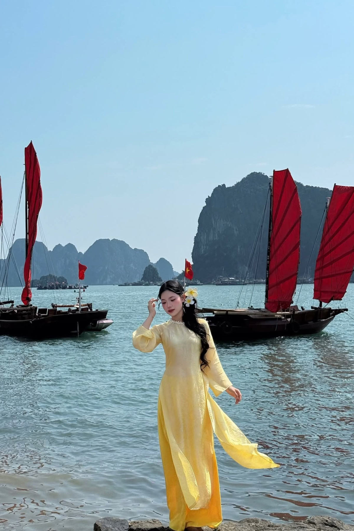 Nhiều du khách khi đi ngang qua tuyến đường bao biển đều dừng lại để ngắm nhìn và chụp ảnh cùng thuyền buồm. Từ sáng sớm đến chiều muộn, khu vực ven bờ luôn có người tạo dáng bên ghềnh đá, diện áo dài, váy dài hoặc trang phục mùa đông để lưu lại khoảnh khắc đầu năm. Ảnh Thanh Huyền