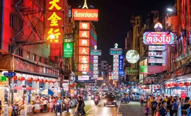 khách. Không gian này khiến Yaowarat không chỉ đơn thuần là khu ẩm thực, mà giống như một “sân khấu sống” của Bangkok về đêm. Chính bầu không khí đó đã khiến nơi đây từng được chọn làm bối cảnh quay MV Rockstar của Lisa (BLACKPINK), với nhiều ngày ghi hình liên tiếp. Ảnh Vntrip