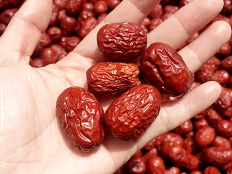 Tuy nhiên, đây cũng là thực phẩm mang tính ấm. Khi dùng chung với thịt gà, đặc biệt với lượng lớn, có thể khiến cơ thể rơi vào trạng thái “quá nhiệt”, dẫn đến khô miệng, táo bón hoặc nổi mụn. Những người có cơ địa nhiệt hoặc đang gặp vấn đề tiêu hóa nên cân nhắc khi kết hợp hai nguyên liệu này. Ảnh minh họa/ Nguồn internet