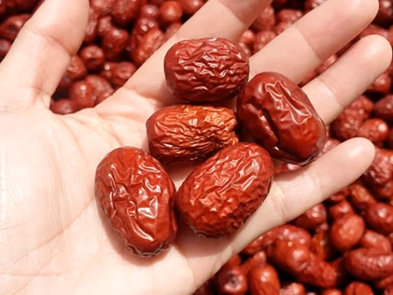 Tuy nhiên, đây cũng là thực phẩm mang tính ấm. Khi dùng chung với thịt gà, đặc biệt với lượng lớn, có thể khiến cơ thể rơi vào trạng thái “quá nhiệt”, dẫn đến khô miệng, táo bón hoặc nổi mụn. Những người có cơ địa nhiệt hoặc đang gặp vấn đề tiêu hóa nên cân nhắc khi kết hợp hai nguyên liệu này. Ảnh minh họa/ Nguồn internet