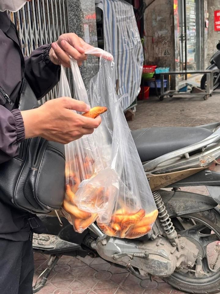 Khác với những ổ bánh mì quen thuộc, loại bánh này có kích thước khá nhỏ, mỗi chiếc chỉ dài nhỉnh hơn ngón tay người lớn. Điểm đặc biệt nằm ở hình dáng uốn cong tự nhiên, chiếc cong nhiều, chiếc cong ít, thậm chí có chiếc xoắn nhẹ như đang “vặn mình”. Ảnh BEAT HẢI PHÒNG