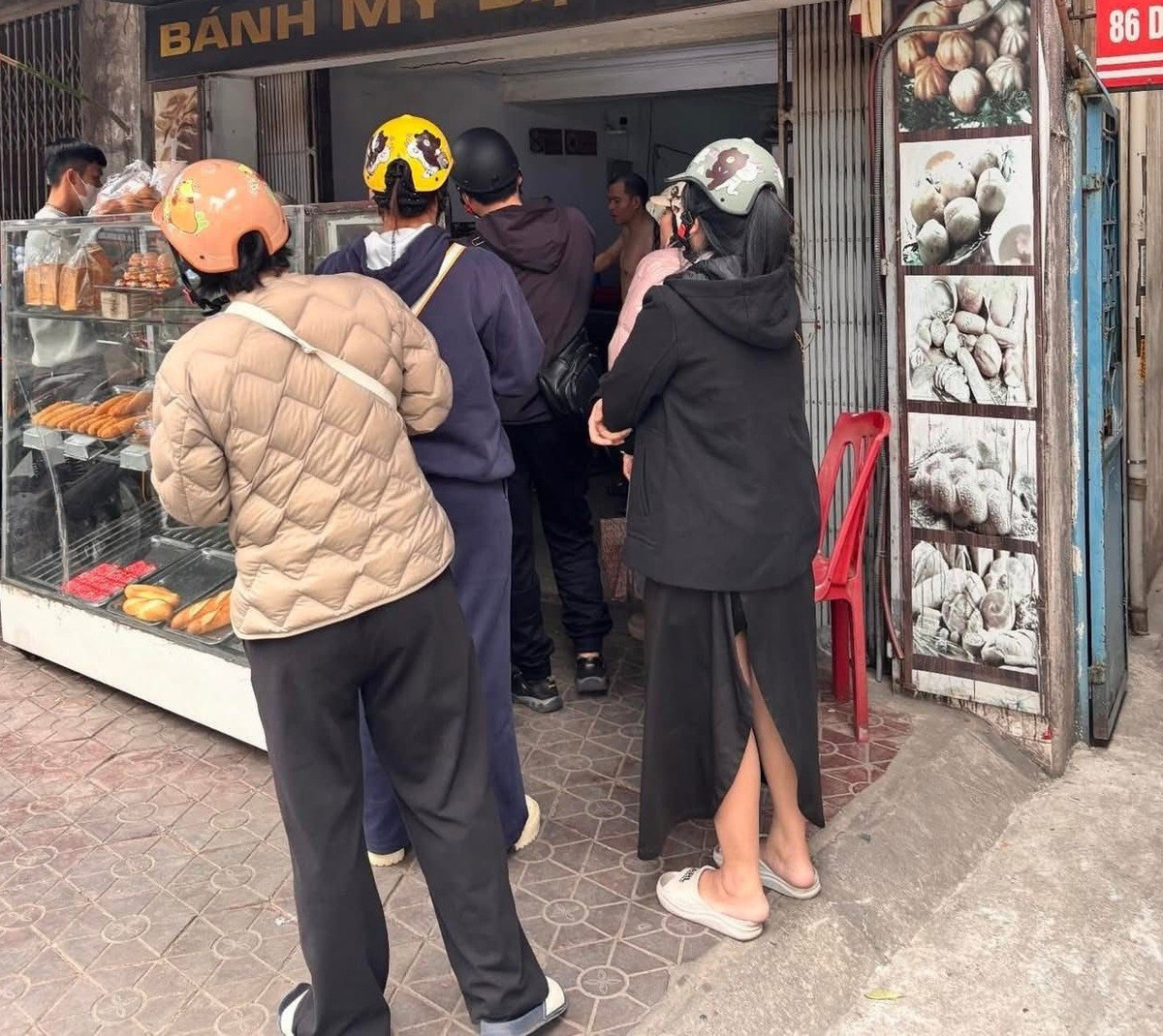 Theo nhiều thực khách, bánh mì chuột không phải món ăn quá cầu kỳ. Bánh có lớp vỏ vàng nhẹ, bên trong mềm, hương vị khá giống bánh mì truyền thống nhưng kích thước nhỏ nên dễ ăn. Một số người thích chấm cùng sữa đặc, pate hoặc ăn kèm đồ uống, tạo thành món ăn vặt đơn giản nhưng thú vị. Không ít người thừa nhận họ tìm đến món bánh này ban đầu chỉ vì tò mò. Tuy nhiên, sau khi ăn thử, nhiều người lại cảm thấy thích thú với hương vị mộc mạc, dễ ăn, khiến loại bánh nhỏ bé này càng thêm “gây sốt”.