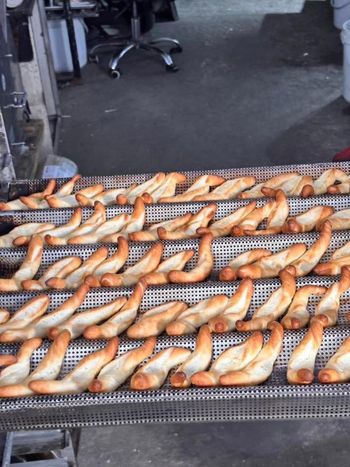 Thời gian gần đây, trên nhiều nền tảng mạng xã hội xuất hiện một loại bánh mì với cái tên khá thú vị: bánh mì chuột, hay được cư dân mạng gọi vui là bánh mì “oằn tà là vằn”. Chỉ cần nhìn qua hình ảnh, không khó để hiểu vì sao món bánh này nhanh chóng thu hút sự chú ý. Ảnh BEAT HẢI PHÒNG