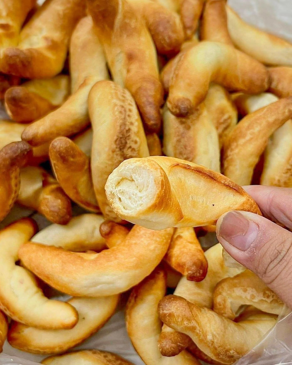 Chính sự “ngẫu hứng” này khiến mỗi mẻ bánh đều có vẻ ngoài khác nhau, góp phần tạo nên nét thú vị cho món ăn tưởng chừng rất bình dị. Ảnh Dieu Thuy