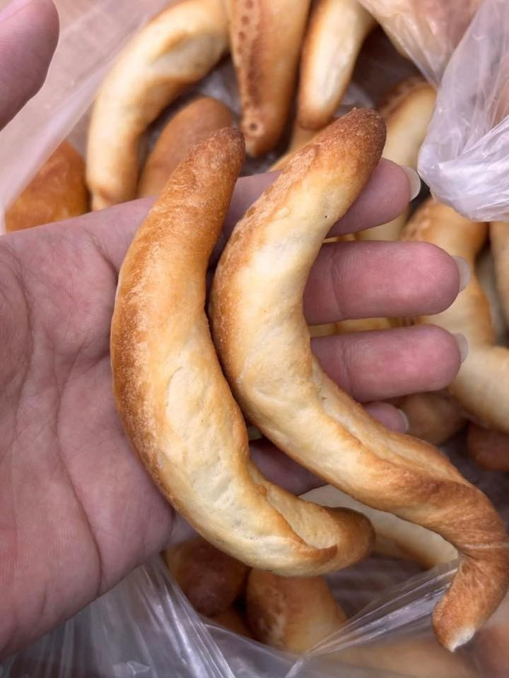Khi được xếp đầy trên khay, những chiếc bánh mì nhỏ bé với đủ kiểu cong vẹo tạo nên hình ảnh vừa lạ mắt vừa vui nhộn. Chính vẻ ngoài “không chiếc nào giống chiếc nào” này đã khiến món bánh mì vốn rất quen thuộc trở nên khác biệt, dễ dàng gây chú ý trên mạng xã hội. Ảnh BEAT HẢI PHÒNG