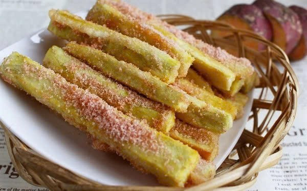 Nếu muốn đổi vị, khoai lang lắc xí muội sẽ mang đến cảm giác mới mẻ hơn. Vẫn là những thanh khoai chiên giòn quen thuộc, nhưng thay vì phô mai, bột xí muội với hương vị chua ngọt mặn đặc trưng tạo nên sự tương phản thú vị. Ảnh minh họa/ Nguồn internet