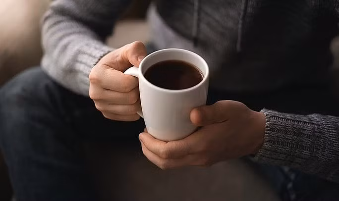 Bên cạnh đó, caffeine còn làm giãn cơ thắt thực quản dưới “van” ngăn cách giữa dạ dày và thực quản khiến axit dễ trào ngược hơn. Những người có tiền sử ợ nóng, trào ngược dạ dày thực quản hoặc hội chứng ruột kích thích thường nhạy cảm hơn với tình trạng này, dù hiện chưa có bằng chứng khẳng định uống cà phê lúc đói là nguyên nhân trực tiếp gây bệnh. Ảnh minh họa