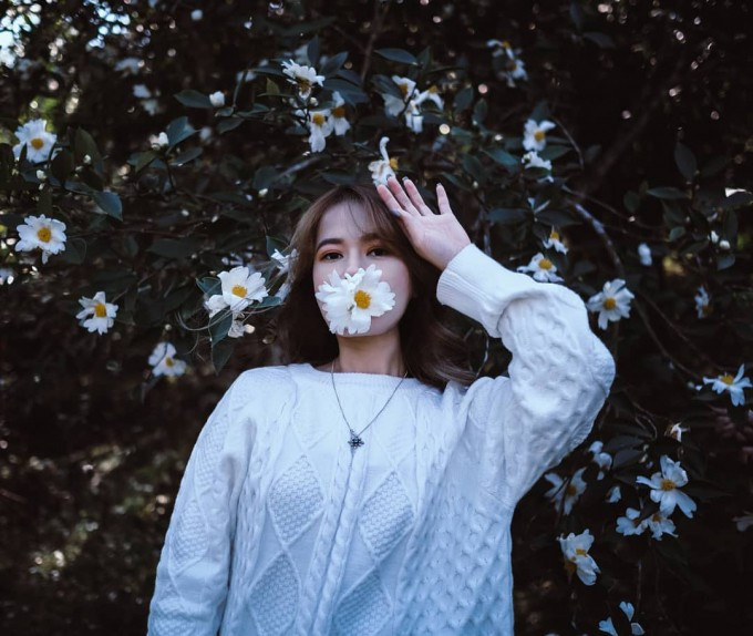 Trong nhịp sống hối hả, Bình Liêu mùa hoa sở mang đến một khoảng lặng dịu êm – nơi du khách có thể dừng chân, hít thở hương núi rừng, lắng nghe tiếng gió lùa qua tán sở, chạm vào vẻ đẹp sâu lắng của miền biên viễn Quảng Ninh. Đây không đơn thuần là chuyến đi, mà là hành trình kết nối với mảnh đất đã và đang gìn giữ sự bình yên hiếm có giữa núi rừng Đông Bắc. Ảnh Checkin Vietnam