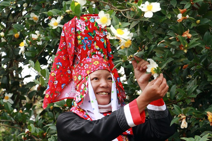 Du khách có thể hòa mình vào trò chơi dân gian, xem thi giã bánh, thưởng thức ẩm thực địa phương với bánh sở, xôi ngũ sắc, gà đen, thịt lợn bản, cá suối… Mỗi món ăn đều mang hương vị của núi rừng và cuộc sống bản địa. Bên cạnh đó, khu trưng bày sản phẩm thủ công, thổ cẩm, dược liệu hay nông sản sạch cũng thu hút nhiều người ghé xem và mua làm quà. Ảnh Vietnamtourism