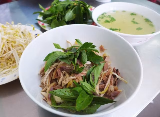 Không chỉ đơn thuần là món ăn quen thuộc, phở hai tô đã trở thành một phần trong đời sống và ký ức của người dân phố núi. Với mức giá bình dân, khoảng 30.000 – 50.000 đồng mỗi suất, du khách đã có thể thưởng thức trọn vẹn hương vị đặc trưng của Gia Lai. Ảnh nguồn Internet