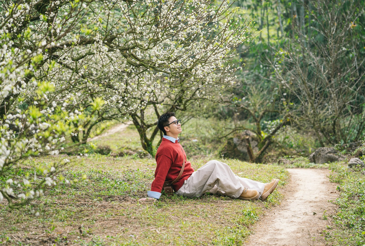 Khi mặt trời chưa kịp ló rạng, sương sớm còn giăng đầy thung lũng, từng chùm hoa trắng nhỏ khẽ hiện ra trên những cành mận già. Tại thung lũng Nà Ka, Mu Náu hay bản Pa Phách, cả không gian như bồng bềnh trong lớp sương, đan xen với sắc trắng trong trẻo khiến góc nhìn nào cũng trở nên thơ mộng. Ảnh Quang Kiên