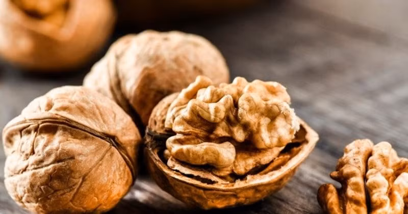 Óc chó nổi bật nhờ hàm lượng acid béo omega-3 cao – dưỡng chất có lợi cho tim mạch và hệ mạch máu. Omega-3 giúp giảm cholesterol xấu, hạn chế viêm và thúc đẩy sản xuất oxit nitric, chất có vai trò quan trọng trong việc giãn mạch và cải thiện khả năng cương dương. Ảnh minh họa