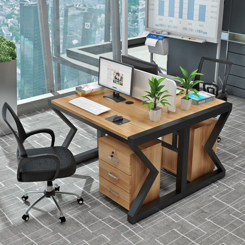 Bên cạnh đó, việc ngồi trực diện cửa ra vào cũng là điều nên tránh. Cửa là nơi luồng khí lưu thông mạnh, nếu ngồi đối diện, dòng khí xung thẳng vào sẽ khiến tinh thần khó ổn định, dễ mất tập trung. Chỉ cần xoay nhẹ hướng bàn hoặc đặt thêm một chậu cây xanh là đã có thể cải thiện đáng kể. Ảnh noithatbamien