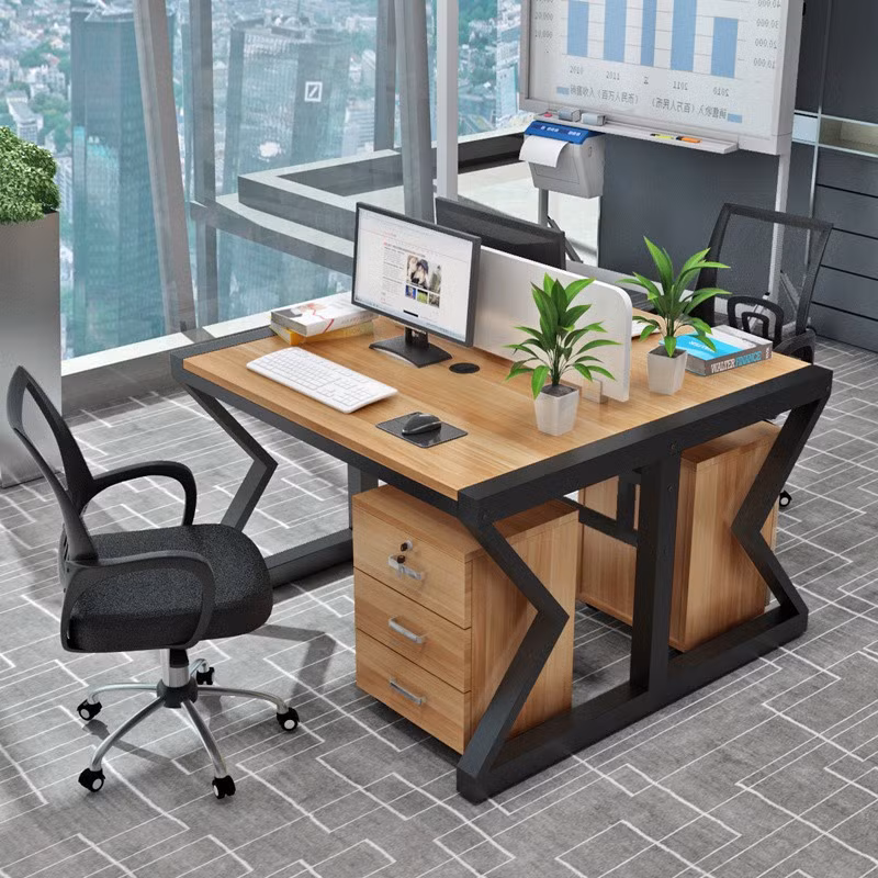 Bên cạnh đó, việc ngồi trực diện cửa ra vào cũng là điều nên tránh. Cửa là nơi luồng khí lưu thông mạnh, nếu ngồi đối diện, dòng khí xung thẳng vào sẽ khiến tinh thần khó ổn định, dễ mất tập trung. Chỉ cần xoay nhẹ hướng bàn hoặc đặt thêm một chậu cây xanh là đã có thể cải thiện đáng kể. Ảnh noithatbamien