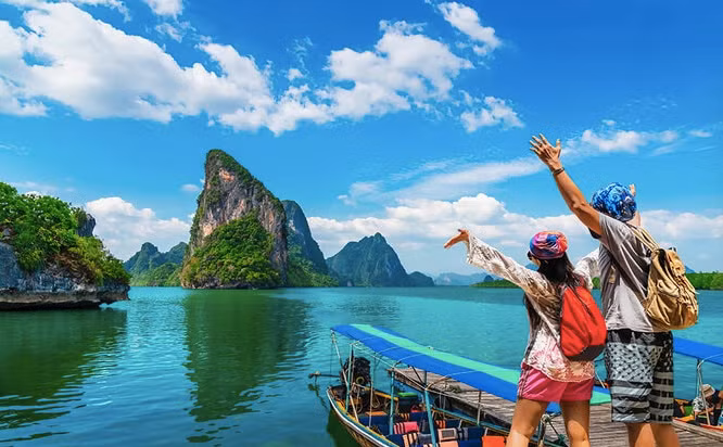 Không ít người nghĩ rằng du lịch tiết kiệm đồng nghĩa với việc phải cắt giảm trải nghiệm, hy sinh sự thoải mái. Thực tế, chỉ cần thay đổi cách tiếp cận – từ việc linh hoạt chọn điểm đến, thời gian đến săn các ưu đãi khôn ngoan – du khách hoàn toàn có thể tận hưởng kỳ nghỉ đáng nhớ mà không phải chi quá tay. Những bí quyết dưới đây sẽ giúp du khách lên kế hoạch thông minh hơn cho hành trình sắp tới. Ảnh Internet