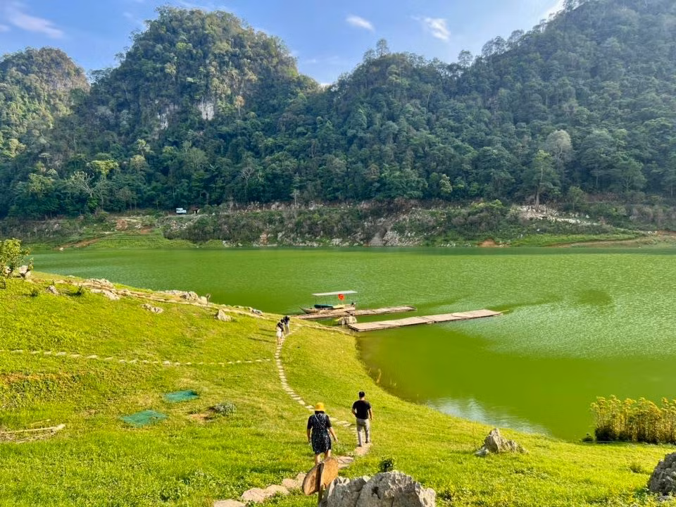 Nước hồ trong xanh quanh năm, phản chiếu bầu trời và rừng cây hai bên bờ. Những bãi đất ven hồ bằng phẳng là điểm lý tưởng để trải bạt, dựng lều, làm một buổi picnic nhẹ nhàng giữa thiên nhiên. Với những ai thích sự yên tĩnh và cảm giác tách biệt khỏi thế giới ồn ào, Thang Hen chính là lựa chọn không thể bỏ qua.