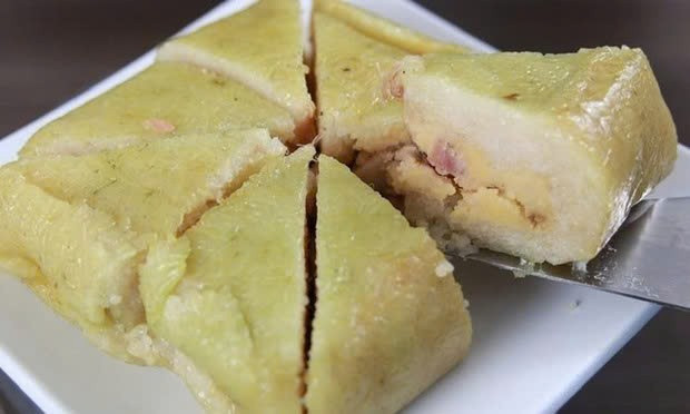 Một chiếc bánh chưng đạt chuẩn sẽ khô ráo, chắc nếp. Ngược lại, nếu mặt bánh trơn nhớt, dính tay và có cảm giác lạ, đây là dấu hiệu vi khuẩn đã xâm nhập sâu. Quá trình phân hủy bên trong bánh đã bắt đầu, việc ăn vào lúc này dễ khiến hệ tiêu hóa “quá tải”, dẫn đến đau bụng, buồn nôn, thậm chí tiêu chảy cấp. Ảnh minh họa