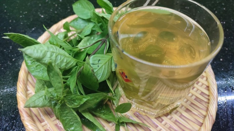 Ngoài ra, các chất chống oxy hóa trong rau húng quế còn giúp bảo vệ niêm mạc dạ dày trước tác động của các gốc tự do, từ đó giảm nguy cơ tổn thương và viêm nhiễm. Nhờ những lợi ích này, húng quế không chỉ góp phần làm phong phú hương vị món ăn mà còn hỗ trợ chăm sóc hệ tiêu hóa một cách tự nhiên. Ảnh minh họa