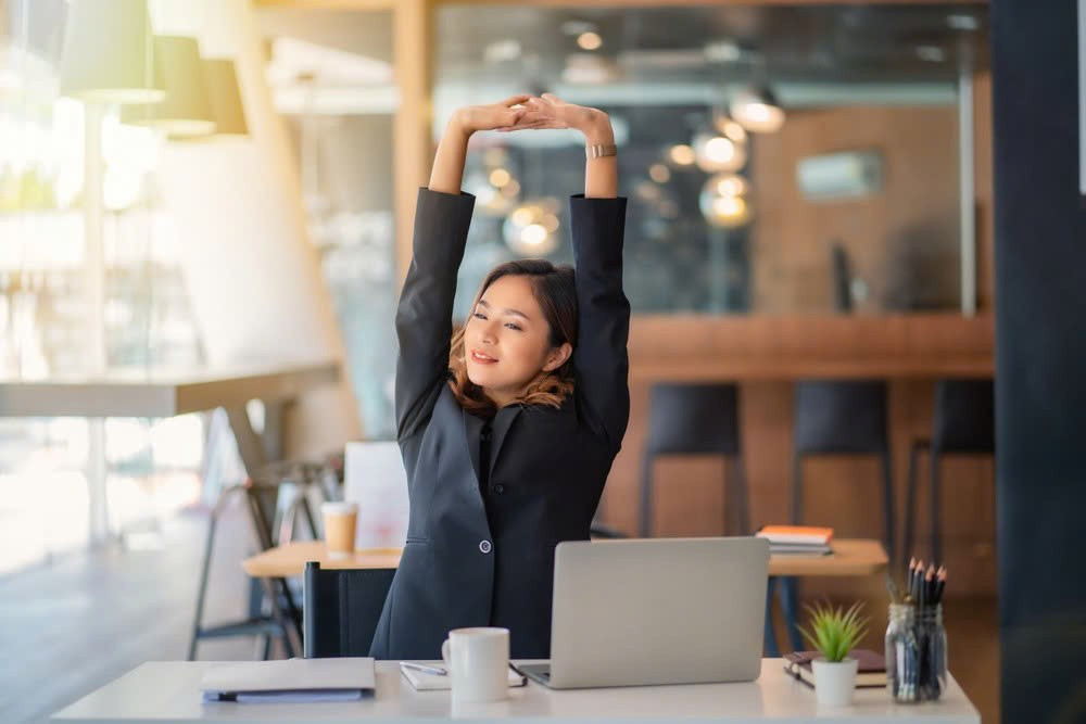 Song song với đó, việc kéo giãn cơ ngực và vai đóng vai trò quan trọng trong việc điều chỉnh tư thế. Thói quen cúi đầu, gù lưng trước màn hình khiến nhóm cơ này dễ bị co rút. Động tác giãn cơ qua khung cửa giúp mở rộng lồng ngực, đưa vai trở về vị trí trung lập, từ đó giảm đau mỏi vai gáy và hạn chế các vấn đề lệch trục cột sống. Ảnh minh họa