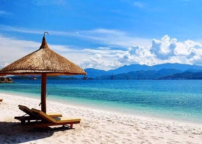 Với những ai yêu sự nhẹ nhàng và muốn tìm chút bình yên giữa nhịp sống hối hả, đây chính là thời điểm đẹp nhất để ghé thăm – khi thành phố biển mang một vẻ dịu dàng rất riêng, đủ khiến du khách muốn quay lại nhiều lần hơn nữa. Ảnh Traveloka