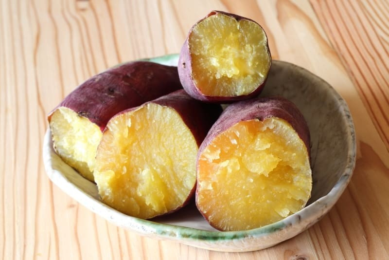 Ngoài ra, ăn khoai lang vào khoảng giữa trưa còn giúp cơ thể hấp thụ khoáng chất, đặc biệt là canxi, hiệu quả hơn, từ đó hỗ trợ sức khỏe xương khớp. Khi dùng khoai lang cho bữa trưa, nên kết hợp cùng rau xanh và nguồn đạm nạc như cá, trứng hoặc thịt gia cầm để đảm bảo cân bằng dinh dưỡng. Ảnh minh họa