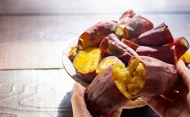 Nhờ hàm lượng chất xơ cao, thực phẩm này còn hỗ trợ tiêu hóa, giúp bạn duy trì cảm giác no lâu hơn so với các loại tinh bột tinh chế như bánh mì trắng hay xôi nếp. Bên cạnh đó, khoai lang chứa nhiều vitamin và chất chống oxy hóa, góp phần tăng cường sức đề kháng và cải thiện sức khỏe làn da. Ảnh minh họa