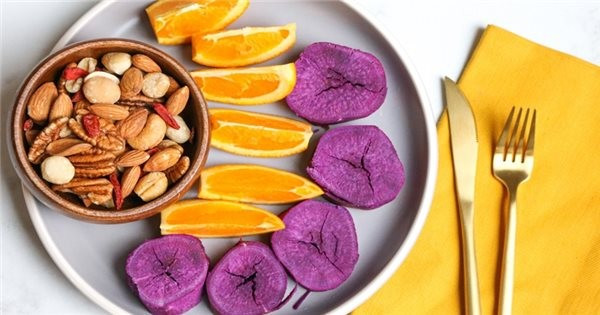 Ngược lại, khoai lang không được khuyến khích ăn vào buổi tối, nhất là sát giờ đi ngủ. Lượng tinh bột trong khoai lang nếu không được tiêu hao sẽ dễ chuyển hóa thành mỡ, đồng thời có thể làm tăng đường huyết, gây đầy bụng và khó ngủ. Với những người tập luyện thể dục, ăn khoai lang trước buổi tập khoảng 60–90 phút có thể giúp tăng sức bền và hỗ trợ quá trình đốt cháy năng lượng hiệu quả hơn. Ảnh minh họa