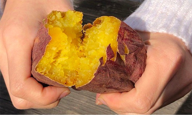 Khoai lang chỉ thực sự mang lại hiệu quả khi được kết hợp với chế độ ăn uống khoa học và lối sống lành mạnh. Việc ăn đa dạng thực phẩm, bổ sung đủ protein, uống đủ nước và duy trì vận động đều đặn sẽ giúp quá trình giảm cân diễn ra an toàn và bền vững hơn, thay vì phụ thuộc vào một loại thực phẩm duy nhất. Ảnh minh họa