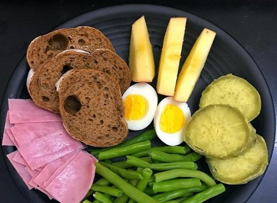 Trong đó, khoai lang tím thường được nhiều người lựa chọn vì chứa ít năng lượng hơn và giàu chất chống oxy hóa, tuy nhiên các loại khoai lang vàng, trắng hay khoai mật vẫn có thể sử dụng nếu kiểm soát tốt khẩu phần và hạn chế thêm đường, sữa hoặc dầu mỡ. Ảnh minh họa