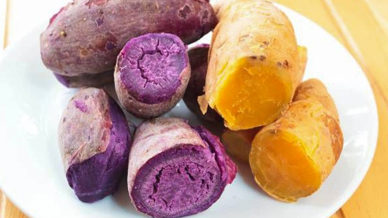 Bên cạnh bữa sáng, khoai lang cũng phù hợp để sử dụng vào bữa trưa nếu được ăn với khẩu phần hợp lý. Thay thế một phần cơm trắng hoặc mì bằng khoai lang giúp cơ thể vẫn đủ năng lượng làm việc nhưng không làm đường huyết tăng cao đột ngột. Điều này có ý nghĩa quan trọng trong việc hạn chế tích tụ mỡ thừa và phòng ngừa các rối loạn chuyển hóa. Ảnh minh họa