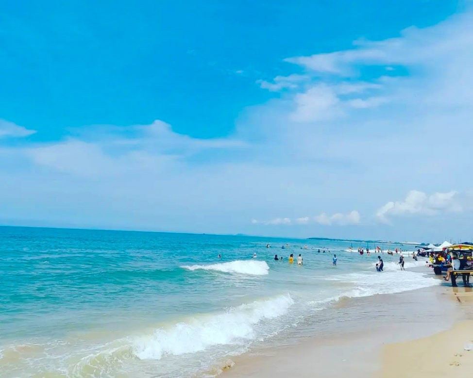 Cách TP.HCM khoảng 160–170km, biển Tân Phước (Lagi – Bình Thuận) là nơi lý tưởng cho một kỳ nghỉ cuối tuần. Không ồn ào như Mũi Né, không xô bồ như Phan Thiết, Tân Phước có nét đẹp riêng: biển xanh, gió mát, cát vàng và không gian yên bình. Nhiều bạn trẻ chọn nơi này để dựng lều, ngắm sao đêm và thưởng thức hải sản do ngư dân địa phương đánh bắt. Ảnh Traveloka